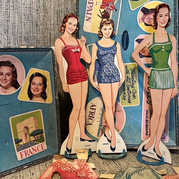 Vintage Lennon Sisters Traveling Case w/ 3 Dolls, Stands, 41 Costumes/Accesories - Picture 4 of 16